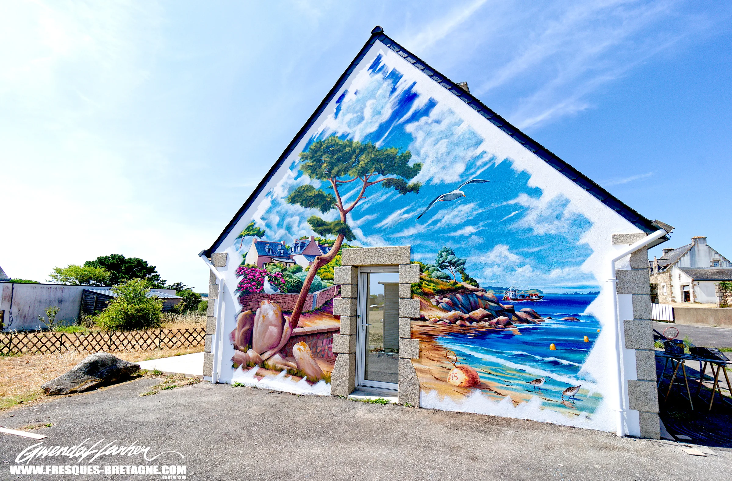 Fresque murale street art achevée sur un pignon, décoration de commune à Carnac